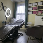 Beauty clinic treatment room with aesthetic equipment, representing the alleged incident where a woman left without paying £400 for cosmetic procedures in a London clinic.