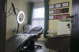 Beauty clinic treatment room with aesthetic equipment, representing the alleged incident where a woman left without paying £400 for cosmetic procedures in a London clinic.