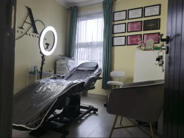 Beauty clinic treatment room with aesthetic equipment, representing the alleged incident where a woman left without paying £400 for cosmetic procedures in a London clinic.