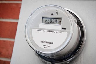 What Current Will an Ammeter Register If 960 Coulombs of Charge Flow Through It in 2 Minutes