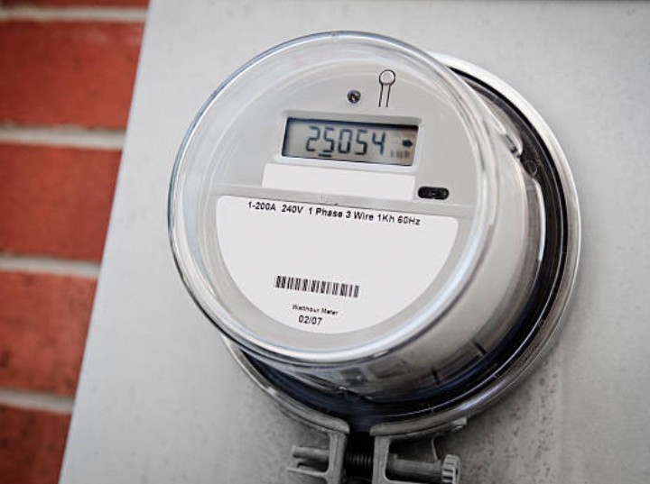 What Current Will an Ammeter Register If 960 Coulombs of Charge Flow Through It in 2 Minutes